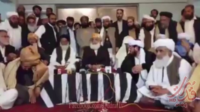 مولانا فصل الرحمن اپریس کانفرنس سے خطاب کررہے ہیں جس میں جمعیت علما اسلام نطریاتی کا جمعیت علما اسلام میں انضمام کا مولانا عصمت اللہ کی جانب سے باقاعدہ اعلان کیا گیا اور مولانا فضل الرحمن اس انضمام کی تاید کررہے ہیں
