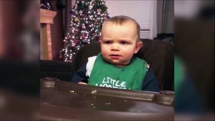 Qui a fait caca dans sa couche! Bébé adorable