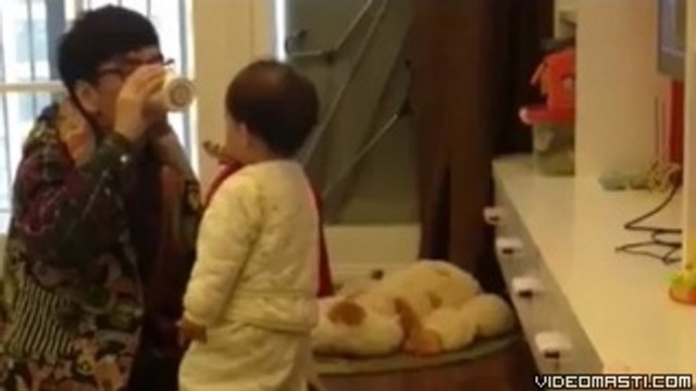 Ha Ha Bacha Kamorh sy pani bhar bhar kay peela rha ha papa ko-Top Funny Videos-Top Prank Videos-Top Vines Videos-Viral Video-Funny Fails