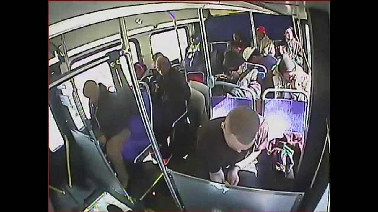 Cae redondo luego de inyectarse heroína en una guagua llena de pasajeros