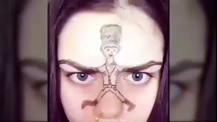 Kaşlarıyla Kafkas Dansı Yapan Kız