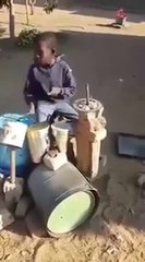 Boy musician. Street musician.  Игра на барабанной установке из бочек