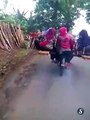 A motorcycle in Indonesia carries 9 people -Amazing