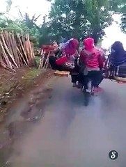 A motorcycle in Indonesia carries 9 people -Amazing