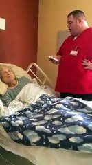 Alors qu'elle rentre dans la chambre d'une patiente, une infirmière le surprend en train de faire ça !