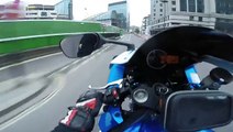 Motocyklista kontra patrol konny w Londynie - Cały wideo Lektor PL 24