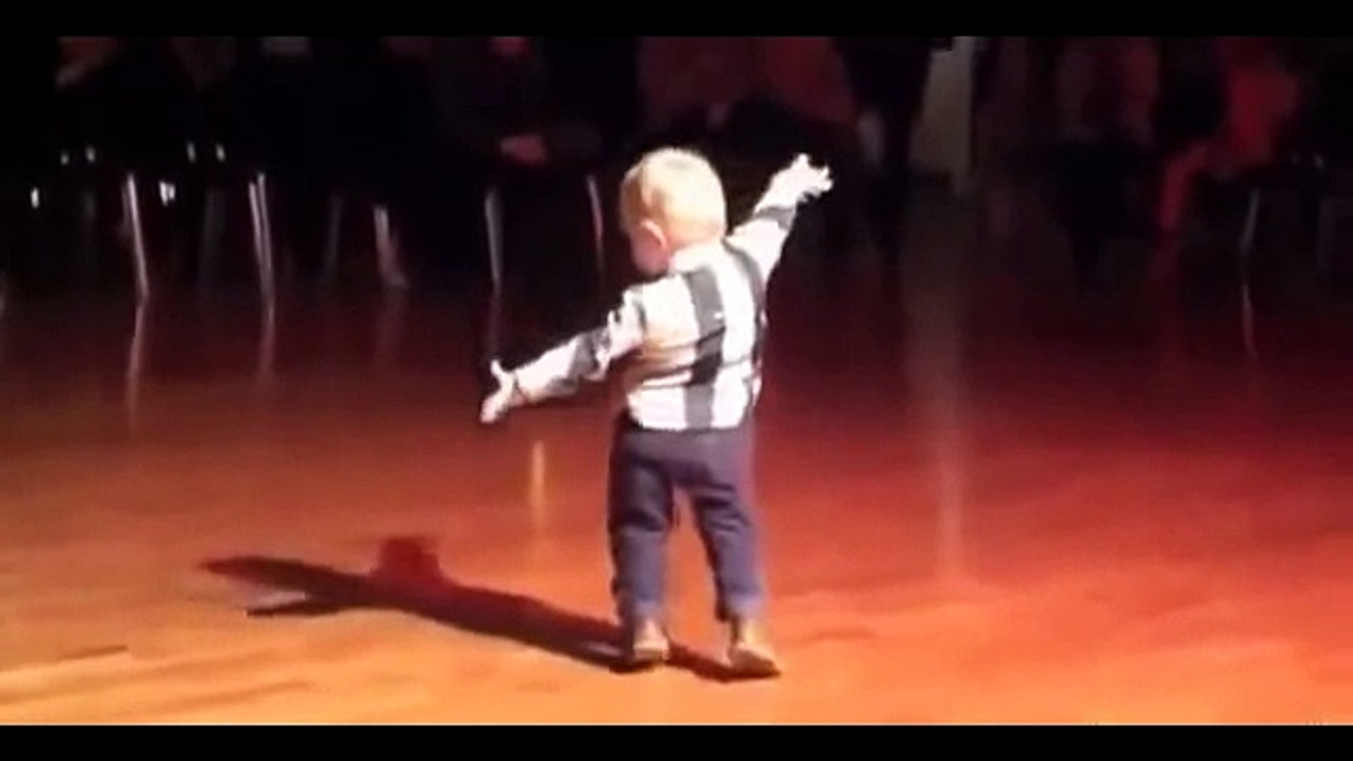 Танцы парни под песню. Мальчик танцует. Танец маленького мальчика. Маленький мальчик танцует. Маленький парень танцует.
