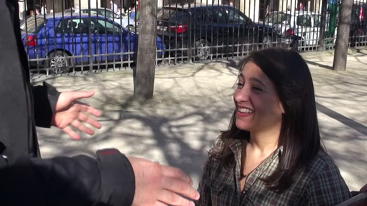 HnO Hypnose Urbaine : Camila avec Pank (Mars 2015 / Place des Vosges / Paris)