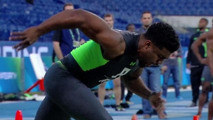 Ezekiel Elliott grunts before take off