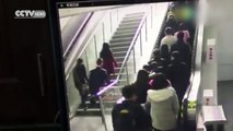 Quand un escalator change de sens.. Tout le monde tombe !