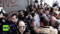 Griechenland – Gebeuteltes Volk: Wütende Demonstranten versuchen Finanzministerium zu stürmen
