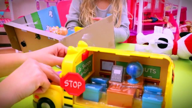 PEANUTS Charlie Browns Schoolbus SNOOPY Movie TOY Wheels on the Bus Go Round and Round Song