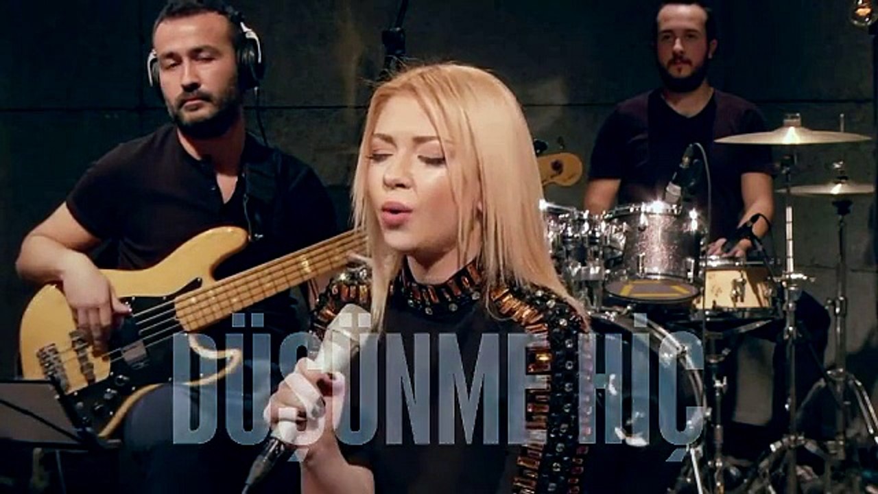 Ece Seçkin - Düşünme Hiç (Akustik Canlı Performans)