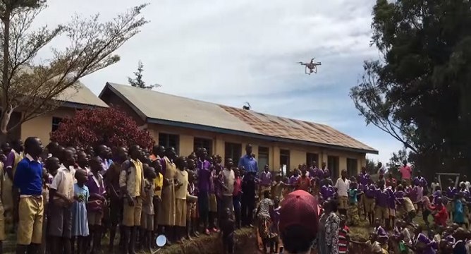 La joie d'enfants africains voyant un drone pour la première fois