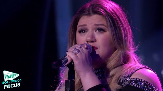 Kelly Clarkson Bawls While Performing Emotional ‘Piece By Piece’