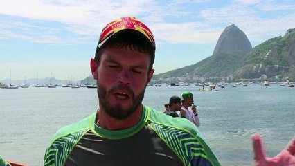 Ativistas ‘enterram’ a Baía de Guanabara