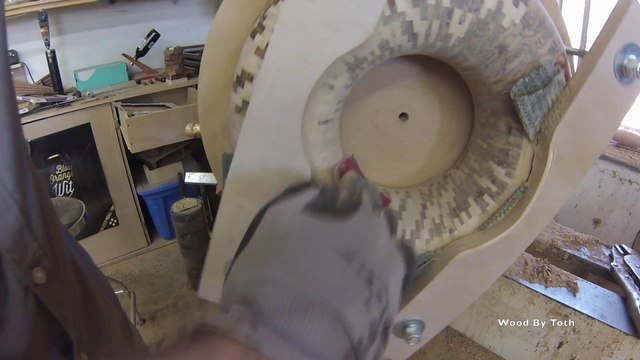 Il réalise une sculpture en bois composée de 2240 pièce!