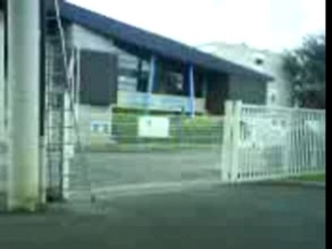 un lyceen qui arrive en voiture sans permis