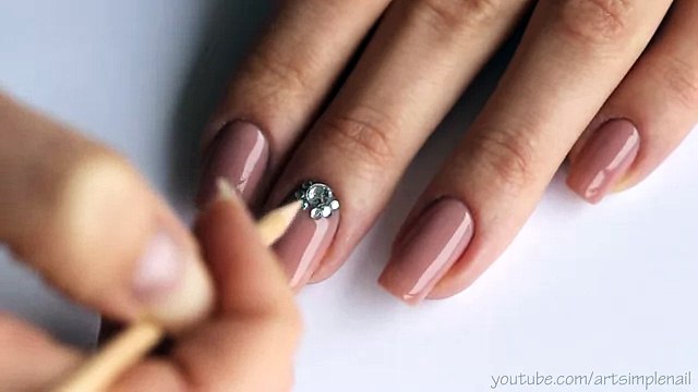 Бархатный песок на весь ноготь. Нежный дизайн ногтей гель лаком. Маникюр со стразами