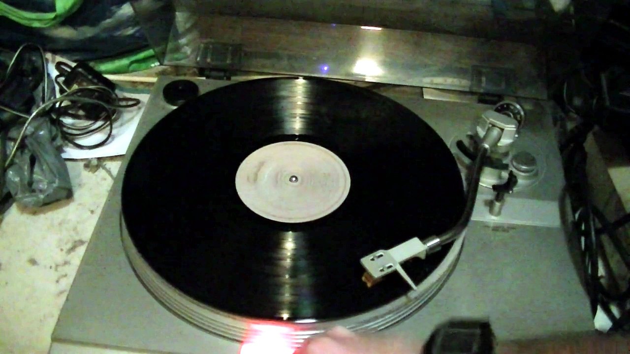 Turning a record player at 1200 RPM using a black and decker corded power drill