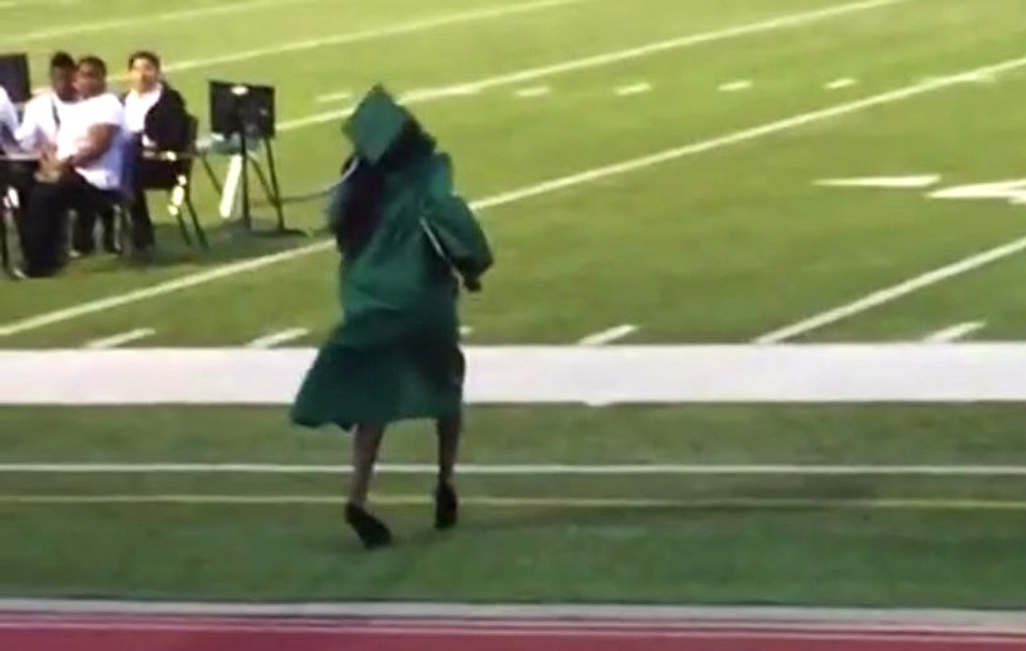 Mezuniyet Töreninde Topuklu Ayakkabı Giyen Kız Yere Kapaklandı