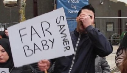 Yeni doğan çocuğuna el konulan baba fenalık geçirdi