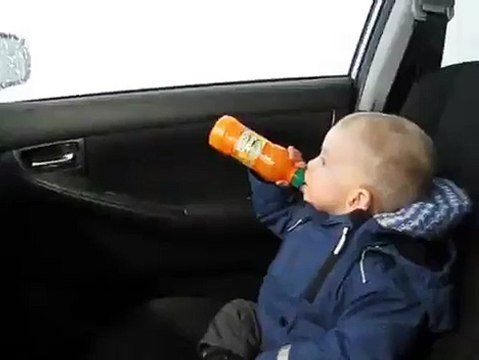 Ребенок в шоке от автоматической мойки