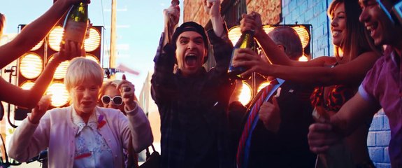 Panic! At The Disco: Victorious [OFFICIAL VIDEO]