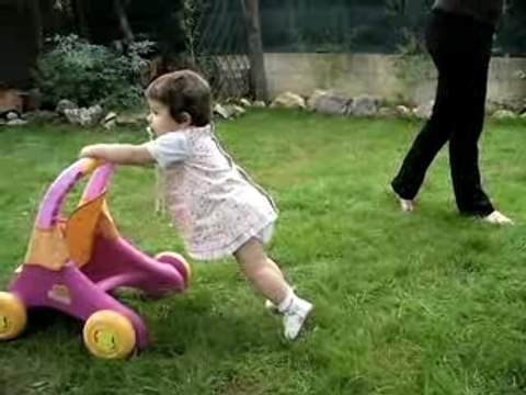 Ilona 10 mois marche avec son pousseur..