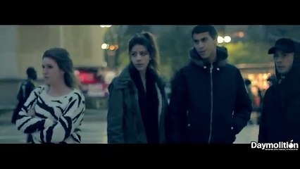 Un rappeur choque les touristes à la Tour Eiffel