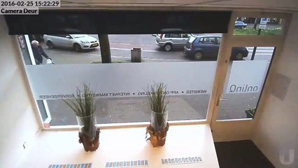 Kobieta parkująca za kierownicą