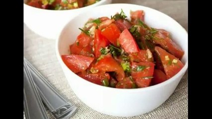 Весенний салат из помидоров с мятой