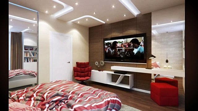 Интерьер маленькой спальни с выходом на балкон. Спальня кабинет