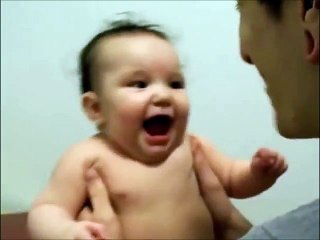 Babası bir gülüyor çocuk korkudan ne yapacağını şaşırıyor. :)