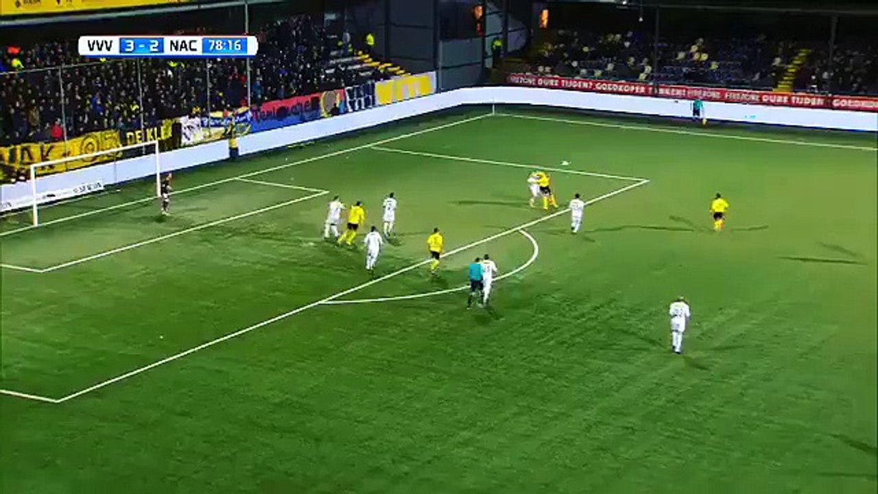 Football - Jonathan Opoku lobe deux défenseurs puis le gardien de but pour marquer !