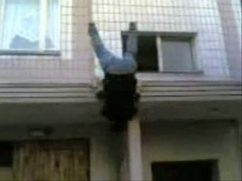 Regis descend du toit