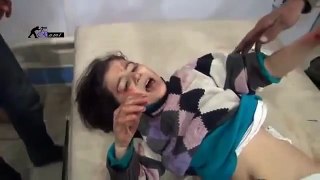 مؤثر جدا طفله سورية مصابه تصرخ مشان الله اعطيني ابرة بدي ناااام ..