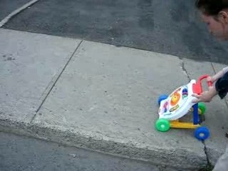 Maxence marche avec sa marchette