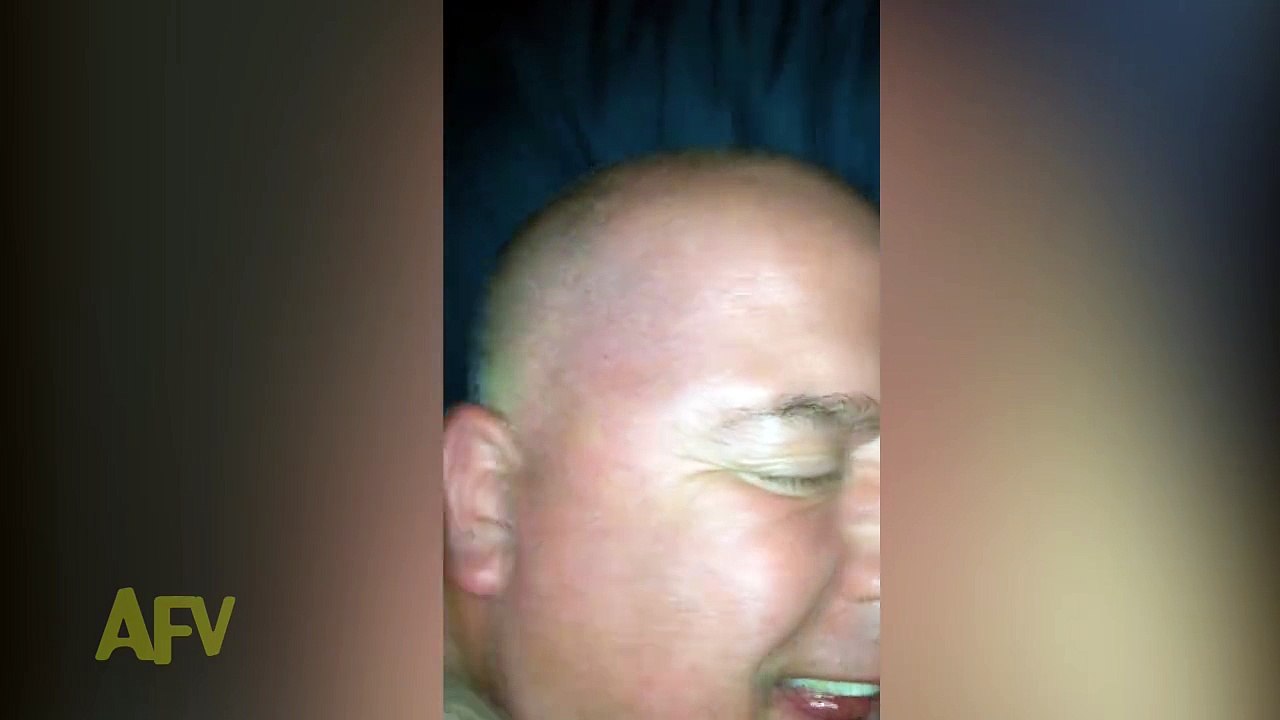 Cet homme dort et pourtant il est mort de rire