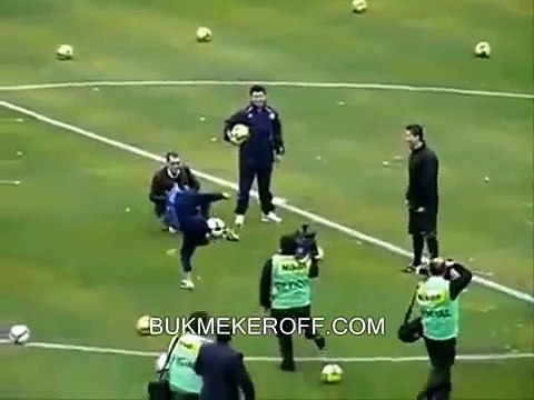 10 летний мальчик обыграл Криштиано Роналдо =)