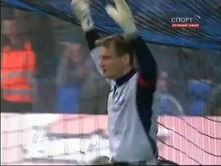 Болельщик выбежал на поле и забил гол