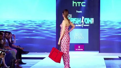 OMG!!! Model falls down during fashion show