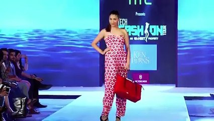 OMG!!! Model falls down during fashion show