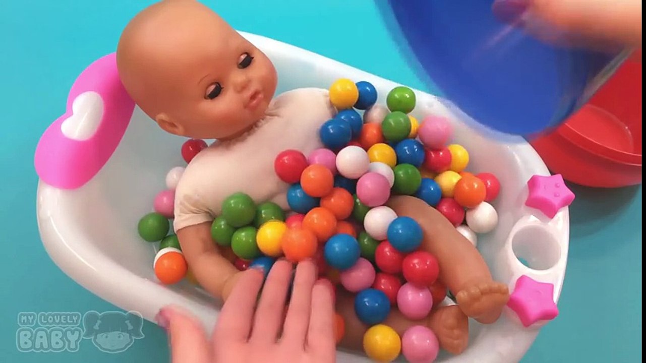 Baby Doll Bubble Gum Bathtime with Gumball Candy Bath Playing