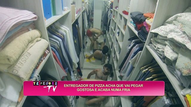 Vídeos de Apanhados - Entregador de pizza acha que vai se dar bem com cliente gata, mas leva um susto...