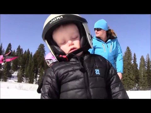 Юный спортсмен уснул стоя на лыжах -)