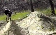Bisikletle Toprak Rampadan Atlamaya Çalışırken Yere Çakıldı