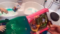 Синяя и зелёная ванна с желе _ Маша и Медведь с уточкой распаковка игрушки и карандаши для ванной от Мисс Катя и Мистер Макс