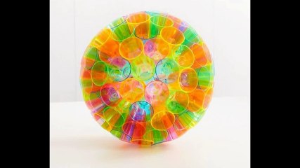 Люстра из пластиковых стаканов и тарелок