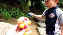 アンパンマンぷかぷか水遊びのおもちゃ!アンパンマン水鉄砲とバイキンマンと川遊びをする【こうちゃん】Playing Anpanman watergun toy at river!